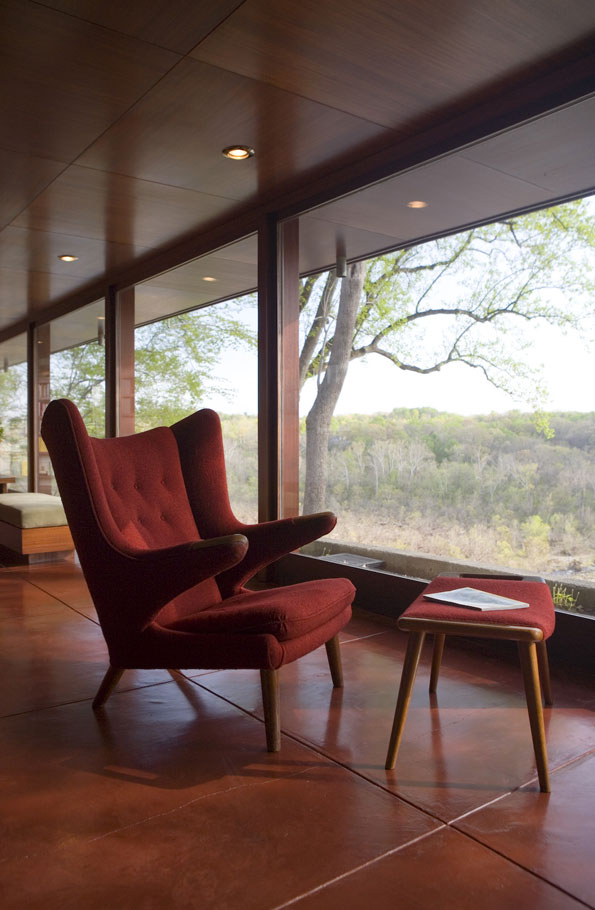 Wright’s chaise and matching ottoman invite visitors to sit still while taking in the views of the Potomac.