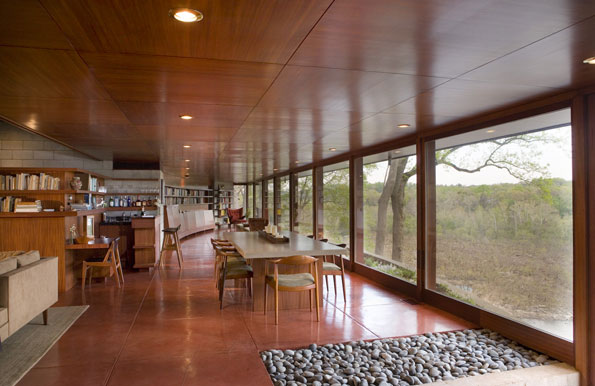 The half-moon space overlooking the Potomac includes glass curtain walls that Wright favored greatly over traditional siding. 