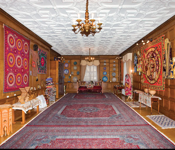 The former library, now the Gallery of Ethnographic Art, showcases objects from the rich cultural heritage of the Republic of Uzbekistan. The collection is constantly expanding due to gifts from visiting delegations, prominent artists, individual donors, and embassy personnel.