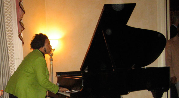 Eric Lewis performs for Sasha Bruce House supporters at the home of Vernon and Ann Jordan.