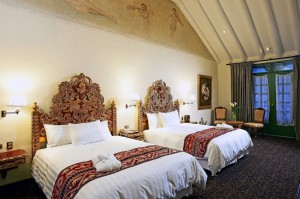 Habitación Colonial Doble: Many of the suites in the original colonial house feature cathedral ceilings and carved wooden headboards
