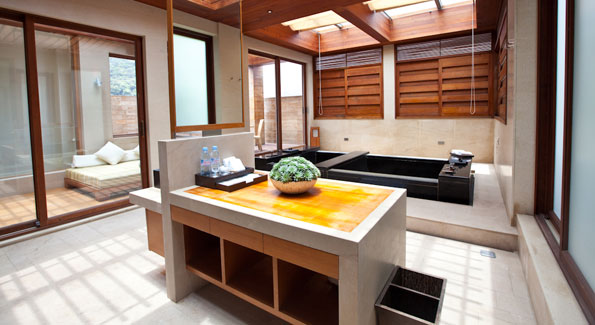 The bathroom spa in one of the Western style rooms with hot spring fed hot tub. (Photo by Anchyi Wei)