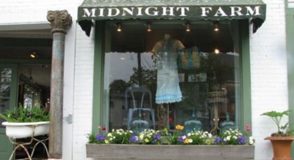 Outside Midnight Farm's Chic Boutique. Courtesy of Farmhouse Musings.