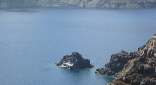 View of Ammoudi Bay from Oia
