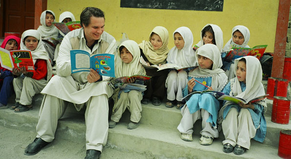 Greg Mortenson with Gultori schoolchildren in Pakistan. (Image courtesy Central Asia Institute)
