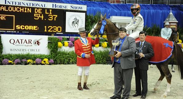 Rodrigo Pessoa and Palouchin de Ligny receive first prize at the Washington International Horse Show for the Gambler’s Choice Costume Class from Tony Hughes (center) of Qatar Airways.  Also pictured are ringmaster, John Franzreb (left) and WIHS CEO, Eric L. Straus (right). Photo courtesy of Diana De Rosa.