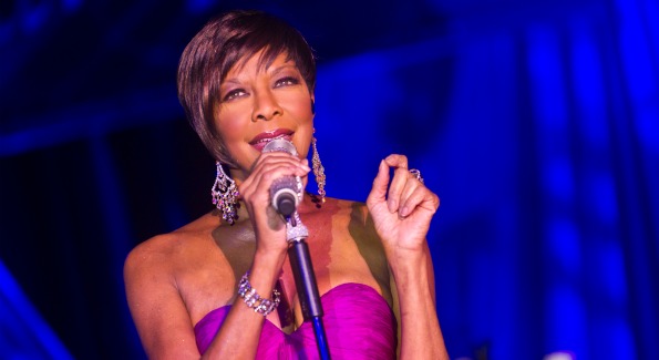 Grammy award-winning artist, Natalie Cole performs at this year's Kidney Ball. Image courtesy of Alfredo Flores.