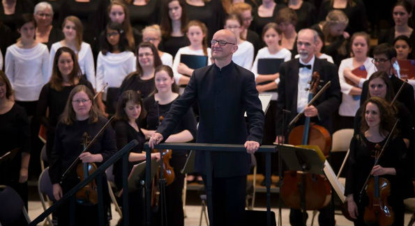 Choralis composer in residence Bob Chilcott acknowledges the applause of the audience after the performance of his "Salisbury Vespers."  (Photo Credit:  Arts Laureate)